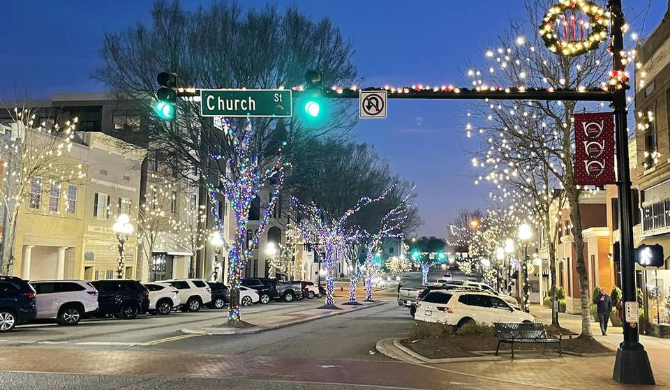 This Cozy, Little-Known City Nestled Just Under 2 Hours From Atlanta Is The Perfect Holiday Escape — Known As The Official Friendliest City In South Carolina