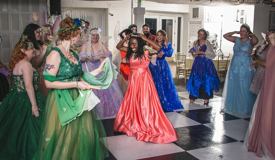 Este baile de hadas de alta fantasía promete una noche de baile, jolgorio y criaturas fantásticas.