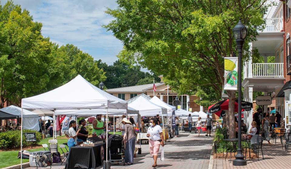 One Of The Top 5 Flea Markets In The U.S. To Visit This Holiday Season Is Just 3 Hours From Atlanta — In A Town Famous For A Naturally Temperature-Controlled Spring