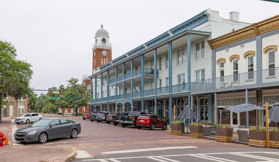 Esta encantadora ciudad de Georgia, que pasa desapercibida, es la escapada de fin de semana perfecta desde Atlanta, famosa por ser «la capital del bajo de Georgia».