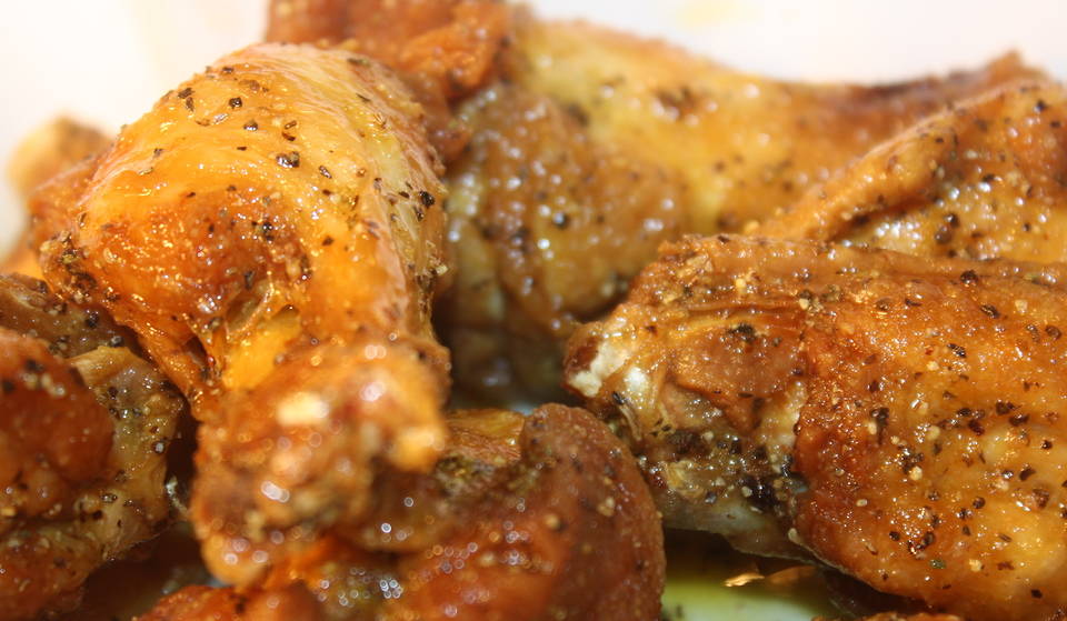 Este local de alitas de pollo de Atlanta es oficialmente uno de los mejores de todo el sur para comer alitas de pollo, y es uno de los favoritos de los locales, conocido por agotar sus existencias todas las noches.