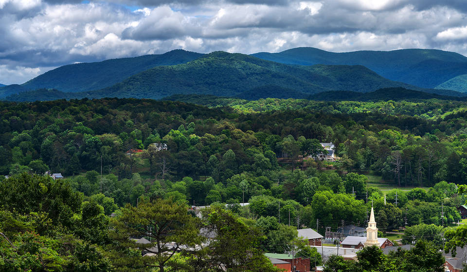 This cozy small town just 1.5 hours from Atlanta hosts the famous 4-day Georgia Apple Festival — 250+ artisan vendors, live music, international food &amp; drink favorites &amp; all the apple treats your heart desires