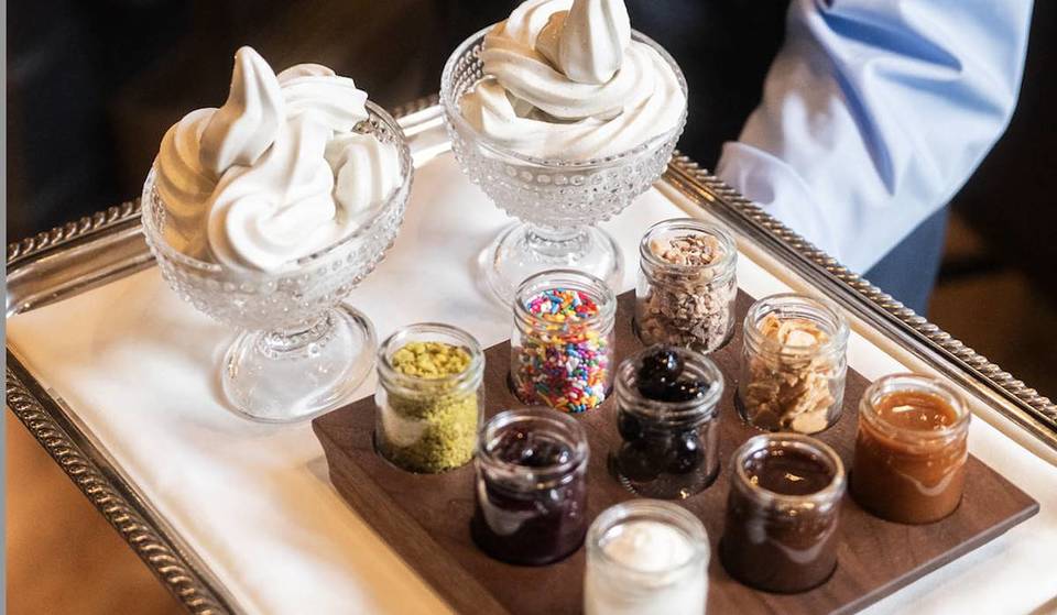 Este atrevido restaurante italiano ofrece una tabla de helados «Everything But The Cone» (Todo menos el cono), deliciosos sundaes desestructurados con 9 coberturas diferentes.