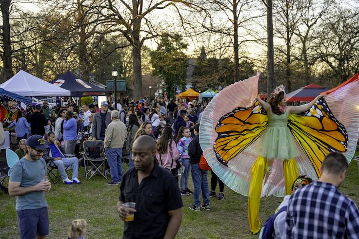 Gran festival de gente en el desfile de linternas con forma de mariposa.