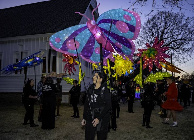 Enorme marioneta de linterna con forma de mariposa en el desfile de linternas con forma de mariposa.