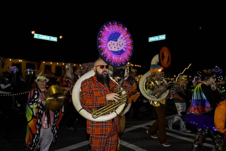 Una banda en el desfile de linternas con forma de mariposa.