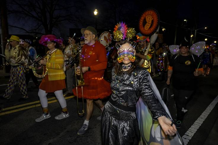Mujer disfrazada de mariposa para el desfile de linternas con forma de mariposa.