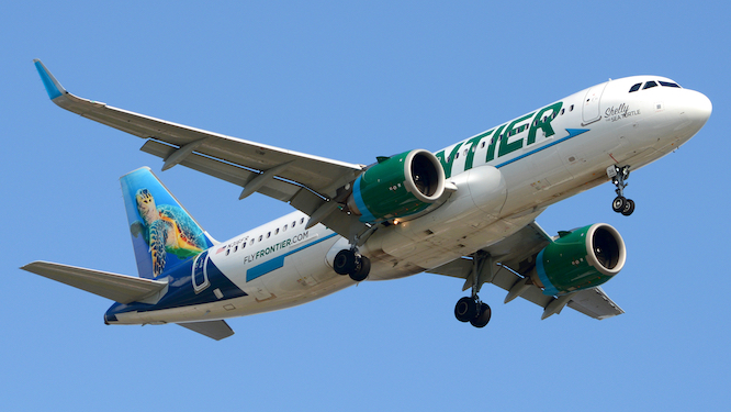 Filadelfia, Pensilvania, 28 de abril de 2018: un Airbus A320 Neo de Frontier Airlines apodado Shelly the Sea Turtle aterriza en el Aeropuerto Internacional de Filadelfia.