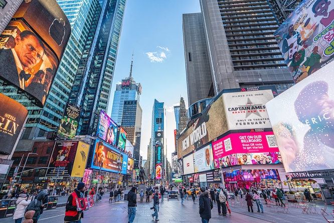Times Square, Manhattan, Nueva York, EE. UU., 8 de enero de 2025: turistas visitan Times Square con luces de colores en Manhattan. EE. UU.