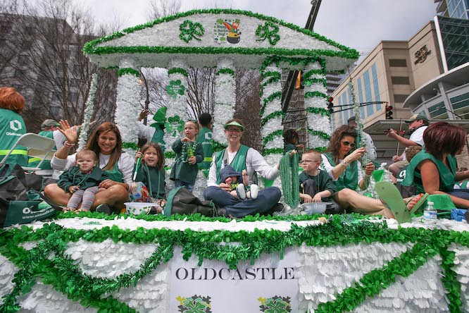 una bonita carroza verde para el Día de San Patricio