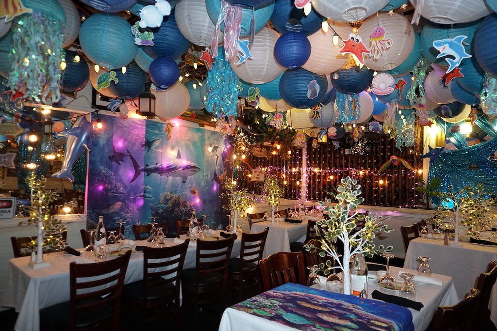 precioso restaurante bajo el mar