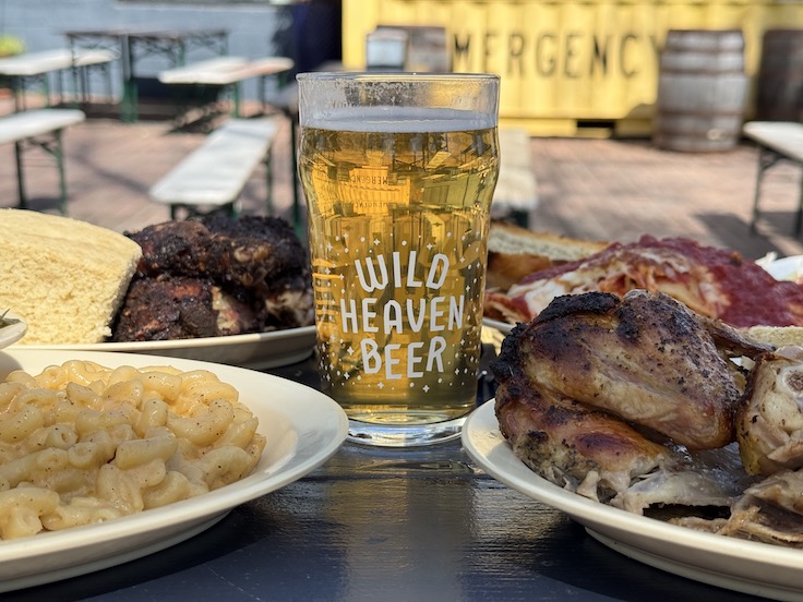 una cerveza con macarrones con queso y unas costillas