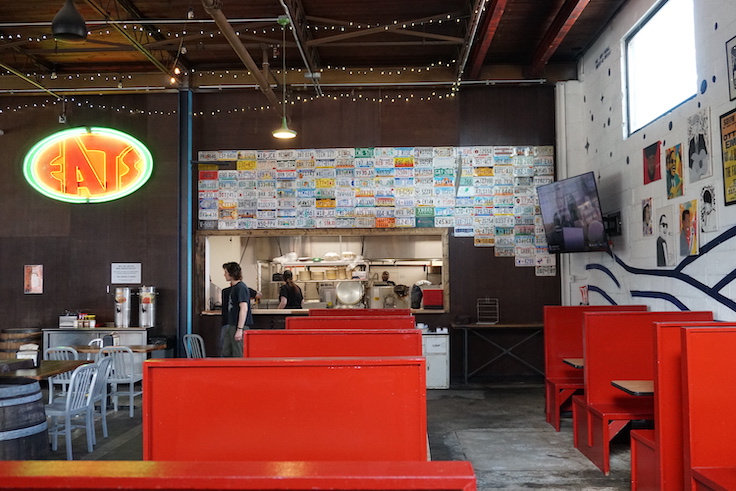 el interior de un edificio con el emblemático logotipo de EATS.