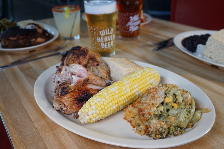 un plato de cocina sureña con una cerveza