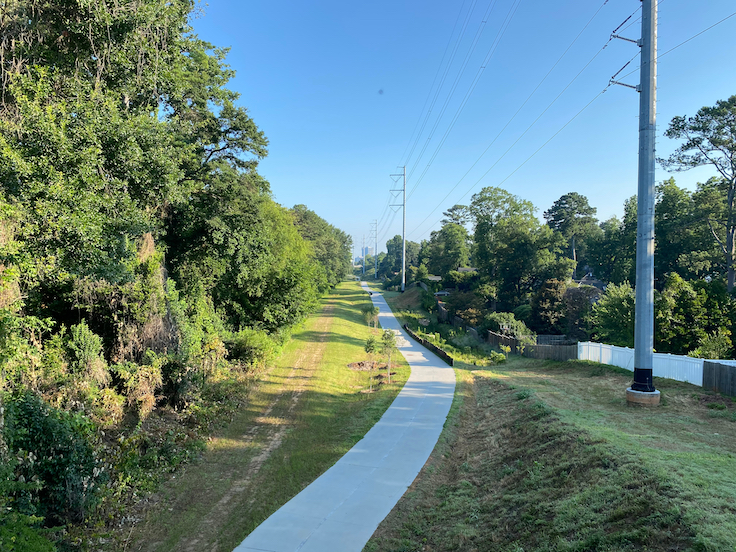 Árboles a lo largo del Beltline Trail en Atlanta en una mañana de verano