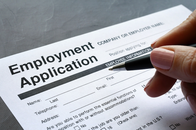 Rellenar una solicitud de empleo. Buscar trabajo. Intentar que te contraten, cambiar de carrera.