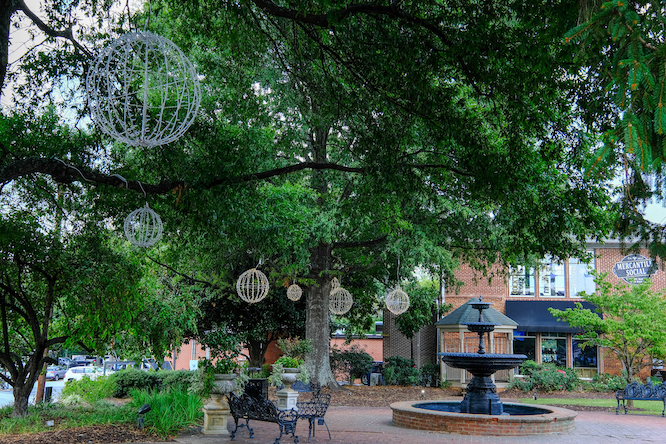 ALPHARETTA, GEORGIA - 13 de septiembre de 2019: El distrito histórico de Alpharetta cuenta con varios edificios históricos que datan de finales del siglo XIX y anteriores, y ofrece opciones para comer y hacer compras.