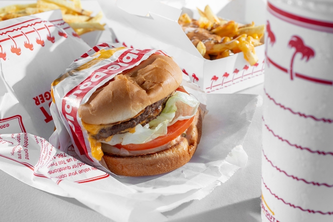 Los Ángeles, California, Estados Unidos - 14/04/2024: Una imagen de un menú combinado de In-N-Out Burger.