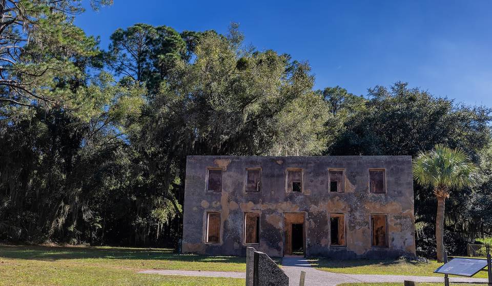 Una de las 13 ciudades más bonitas de EE. UU. es un refugio costero de Georgia conocido como «la capital mundial del camarón», con un famoso teatro de 125 años y un «roble de los enamorados» de 900 años.