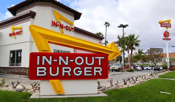 De hecho, hay un In-N-Out en la costa este, si te apetece un viaje por carretera de 3 horas desde Atlanta: planea una escapada a Murfreesboro, Tennessee, y disfruta de In-N-Out