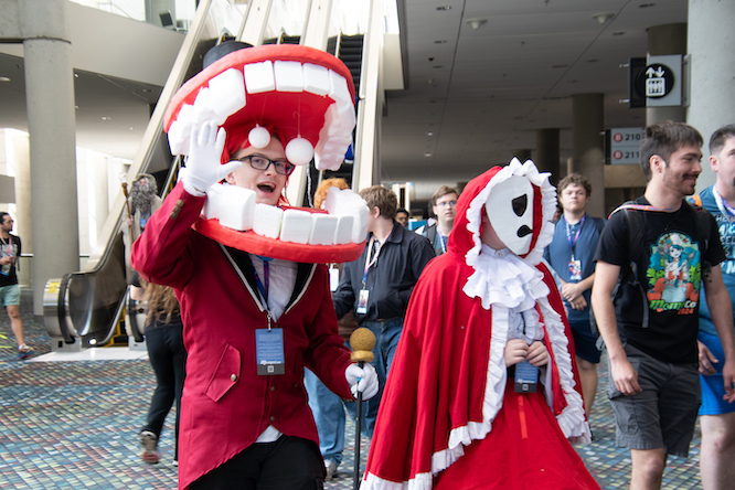 cosplayers en una gran convención de fans