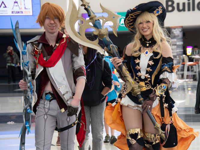 cosplayers en una gran convención de fans