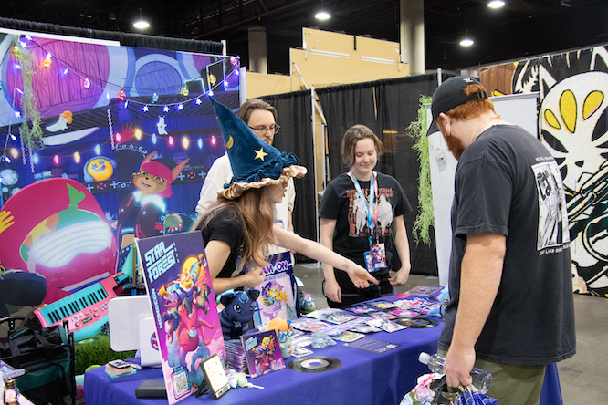 una mesa en una gran convención de fans