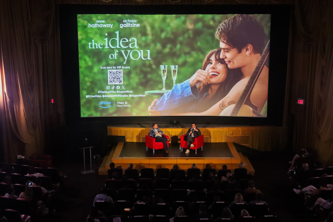 una pantalla gigante con una película