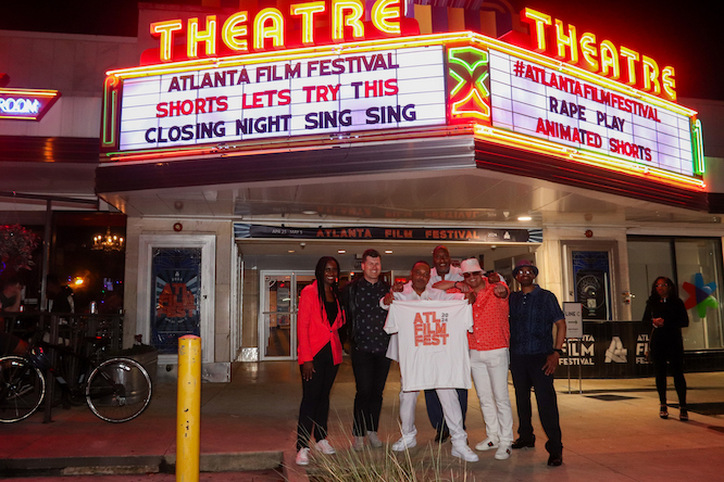 un grupo de personas posando fuera del Festival de Cine de Atlanta, en el Plaza Theater
