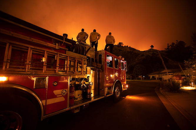 Monrovia, California / EE. UU. - 15 de septiembre de 2020: Los bomberos trabajan en el incendio forestal Bobcat en las colinas de Los Ángeles.
