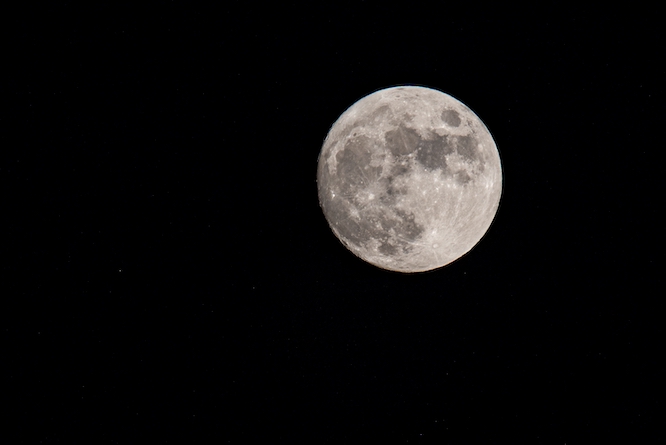 Luna llena por la noche sobre Atlanta
