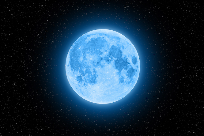 Superluna azul brillando con un halo azul rodeada de estrellas sobre un fondo de cielo negro
