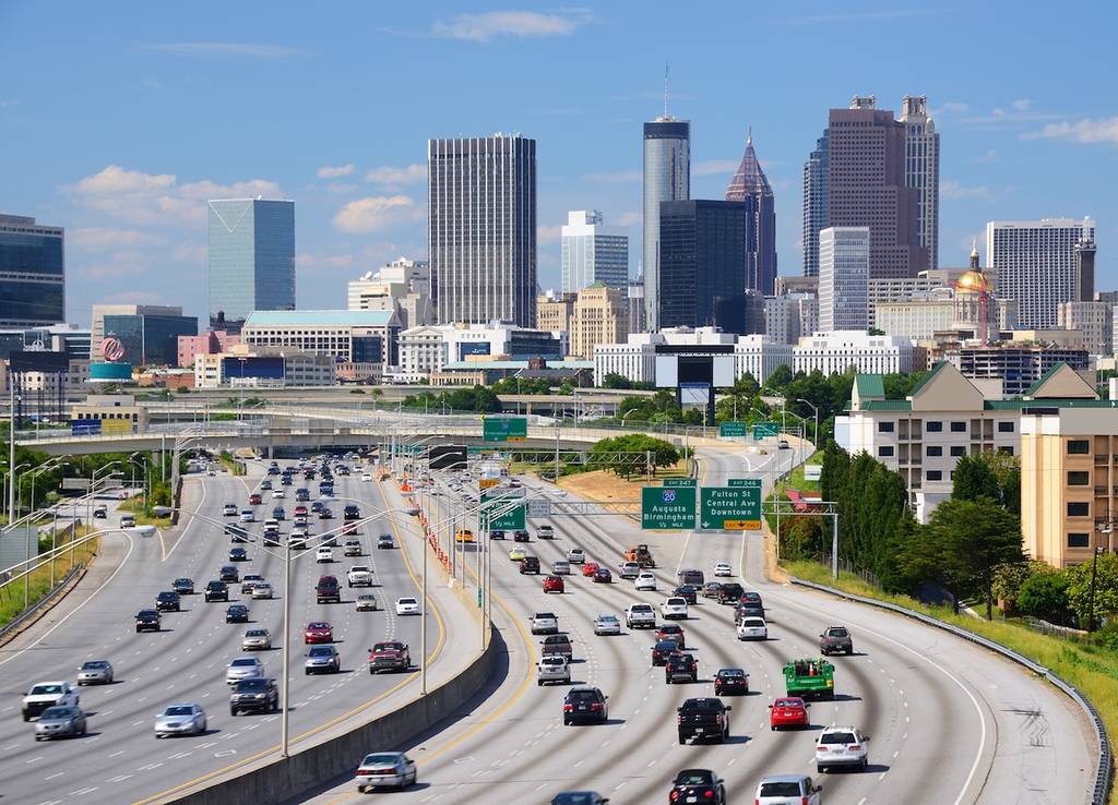 Skyline del centro de Atlanta, Georgia, con tráfico
