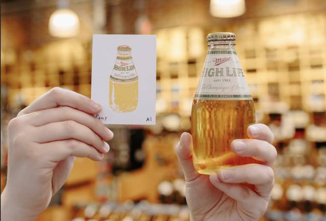 una pequeña lámina de una cerveza Miller High Light