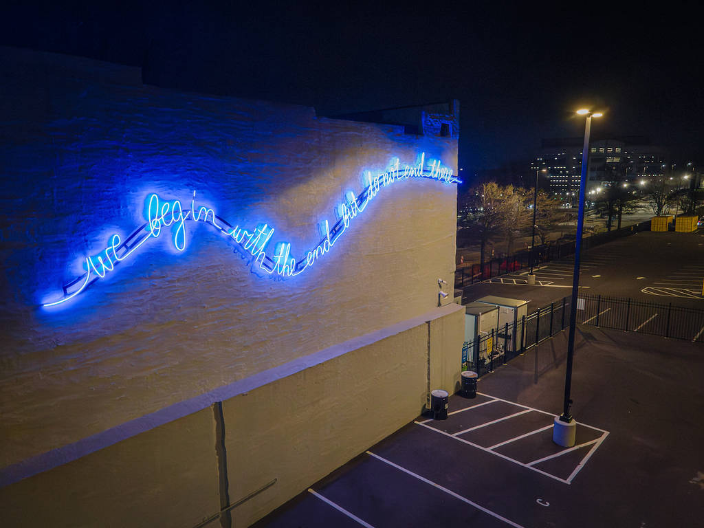 enorme línea azul brillante de poesía en un edificio