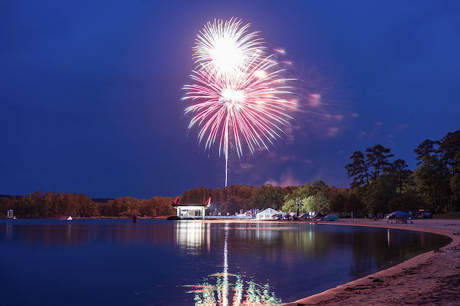 fuegos artificiales sobre el lago en Callaway Gardens