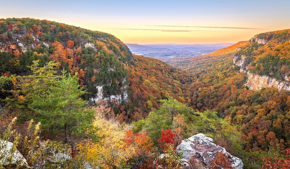 Uno de los parques más grandes de Georgia es un mágico parque estatal a solo 2,5 horas de Atlanta, famoso por sus cañones de más de 300 metros de profundidad, acantilados de arenisca, cuevas salvajes y cascadas.