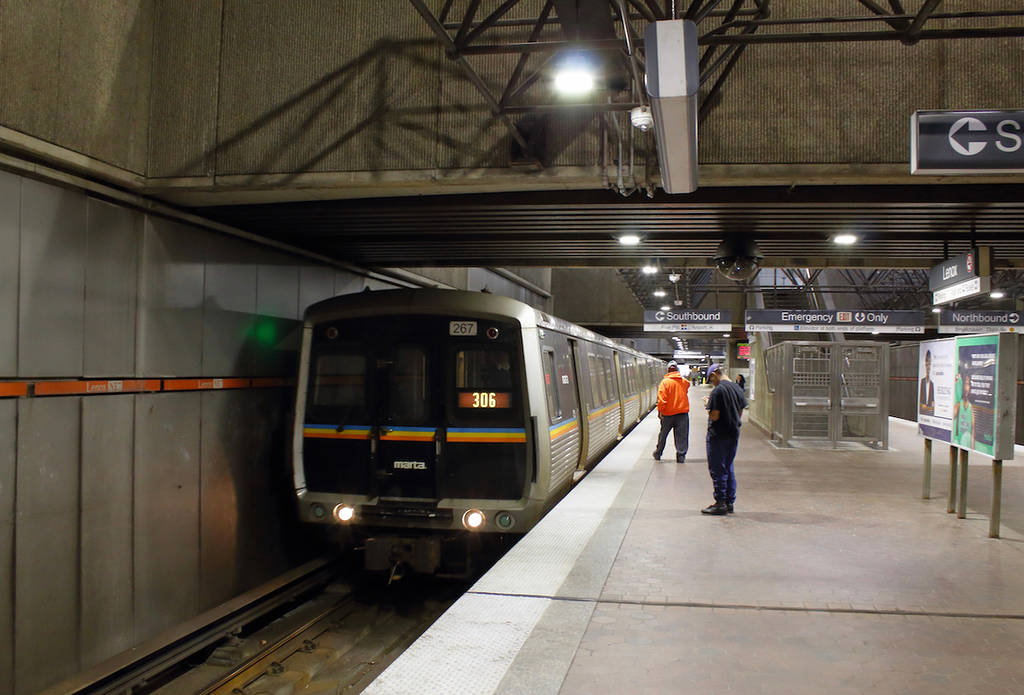 Atlanta, Georgia / EE. UU. - 13 de marzo de 2019: Tren de MARTA Transit llegando a la estación de Lenox.