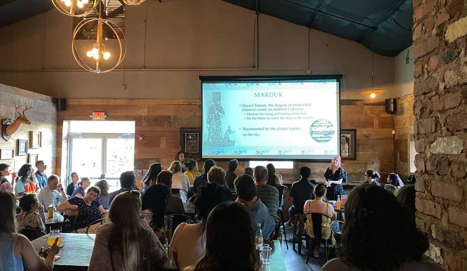 Descubre los secretos del universo (y más allá): Astronomy on Tap Atlanta ofrece charlas GRATIS a cargo de académicos de Georgia Tech y GSU en cervecerías locales, con la oportunidad de observar las estrellas y los planetas a través de un telescopio de verdad