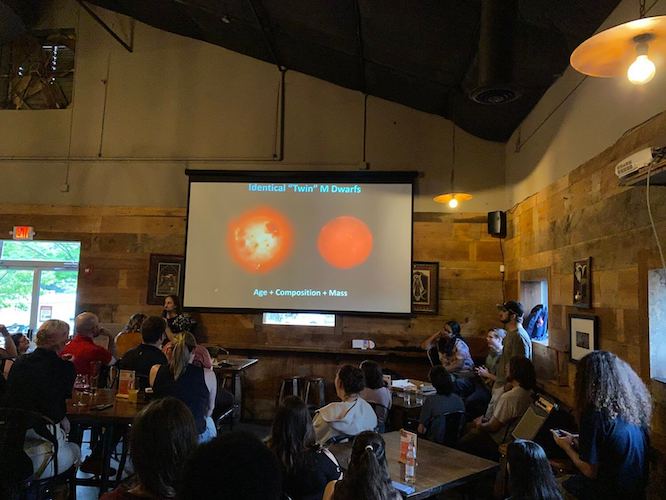 conferencia de astronomía en un bar
