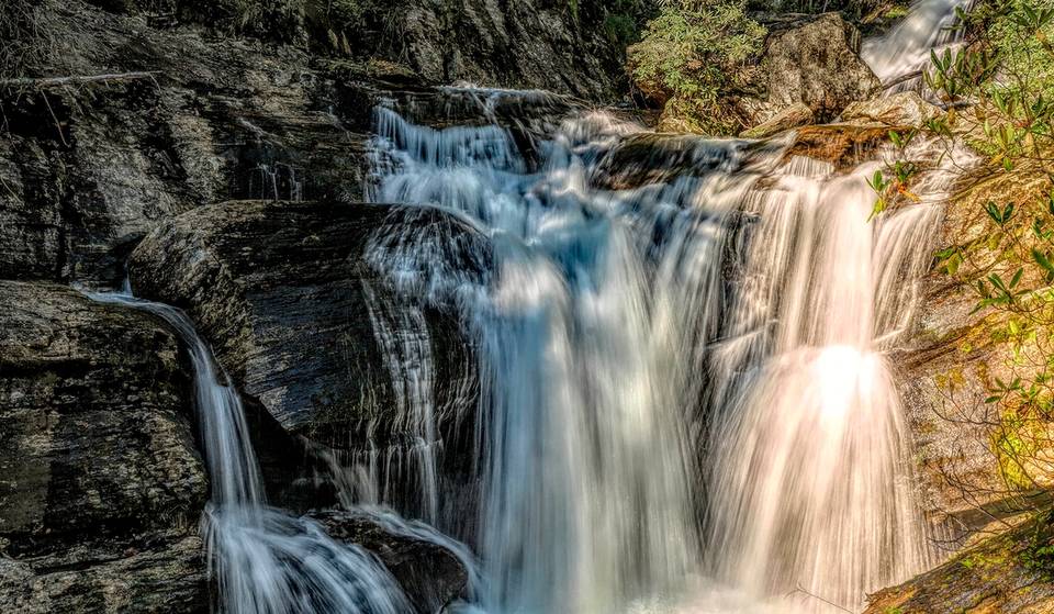 Esta impresionante ruta de senderismo por las montañas del norte de Georgia ofrece a los viajeros unas vistas únicas: una espectacular cascada de 45 metros, una de las 20 «mejores rutas de senderismo de primavera de EE. UU.».