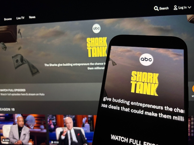 Toronto, Canadá - 7 de julio de 2025 Shark Tank es un reality show en el que los emprendedores presentan sus ideas de negocio ante un panel de inversores adinerados, llamados «tiburones», con la esperanza de conseguir financiación