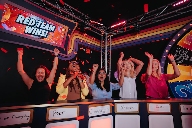 una imagen del estudio de Great Big Game Show con una ruleta giratoria y pulsadores
