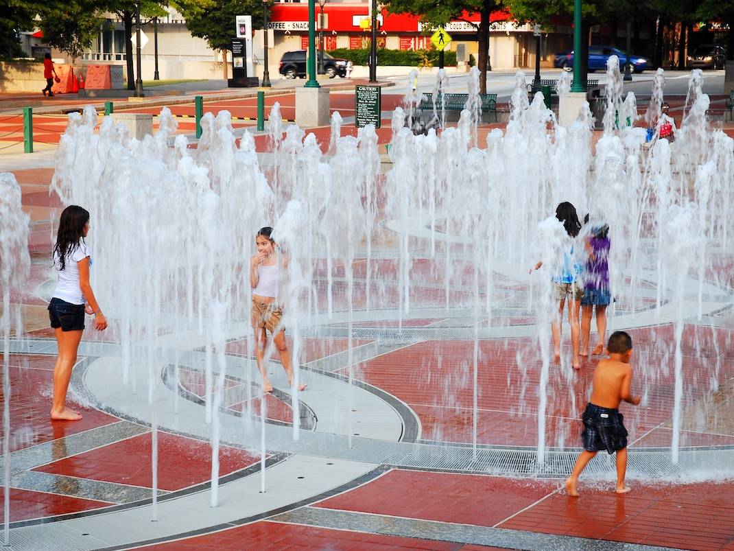Atlanta, Georgia, EE. UU. 20 de septiembre. Las familias disfrutan refrescándose en las fuentes de agua, con forma de anillos olímpicos, en Centennial Park, en Atlanta