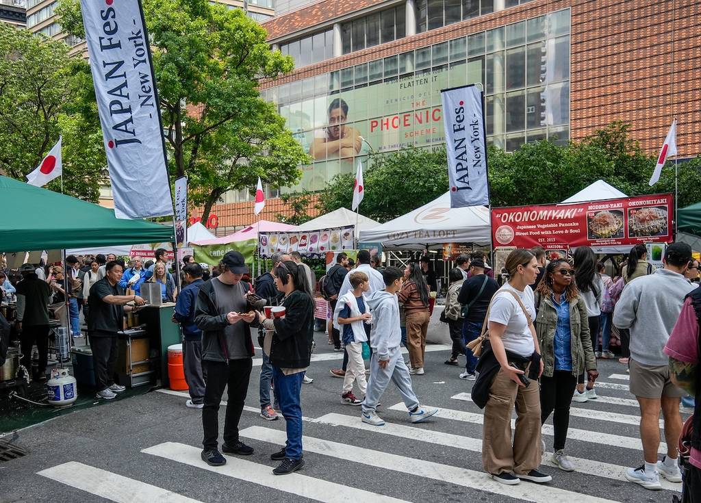 Nueva York, NY, EE. UU. - 1 de junio de 2025 Visitantes de un festival gastronómico de temática japonesa dentro de una feria callejera en el barrio del Upper West Side de Nueva York
