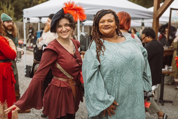 dos mujeres con trajes renacentistas