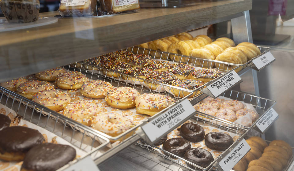 Dunkin’ celebra el Día Nacional del Donut con donuts GRATIS y el regreso de la colaboración con Stoney Clover Lane mañana (5 de junio)