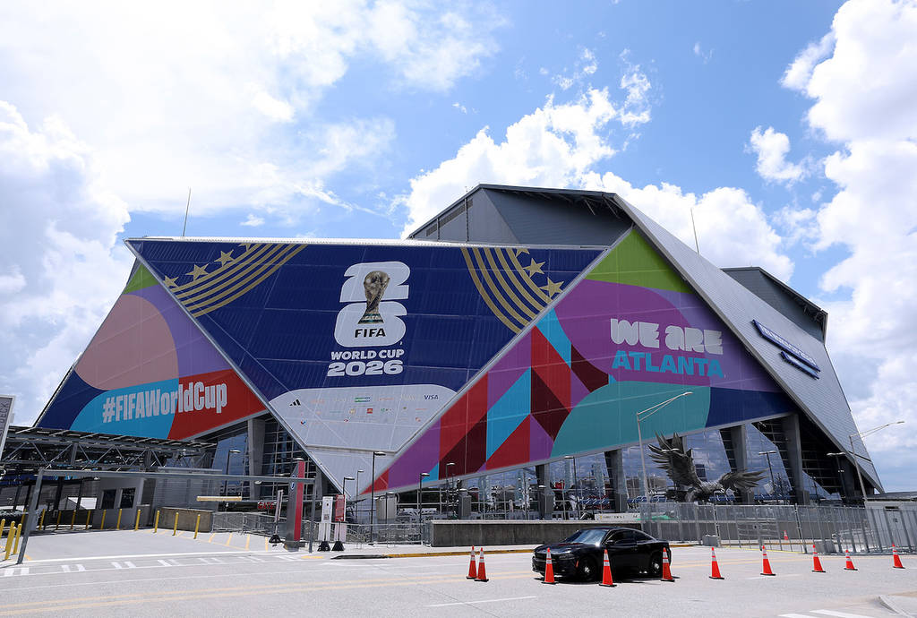 ATLANTA, GEORGIA - 30 DE MAYO: Vista general de los preparativos en los alrededores del Mercedes-Benz Stadium mientras se cambia la señalización para pasar a llamarse Atlanta Stadium de cara a la Copa del Mundo de la FIFA 2026, el 30 de mayo de 2026 en Atlanta, Georgia. (Foto de Kevin C. Cox/Getty Images)