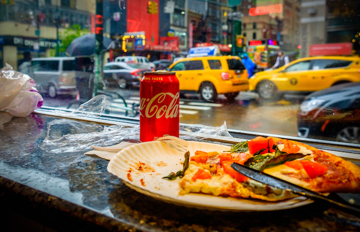 Nueva York, EE. UU., mayo de 2019: una opción muy popular entre los neoyorquinos para almorzar en un local de sándwiches y pizza en Hell’s Kitchen