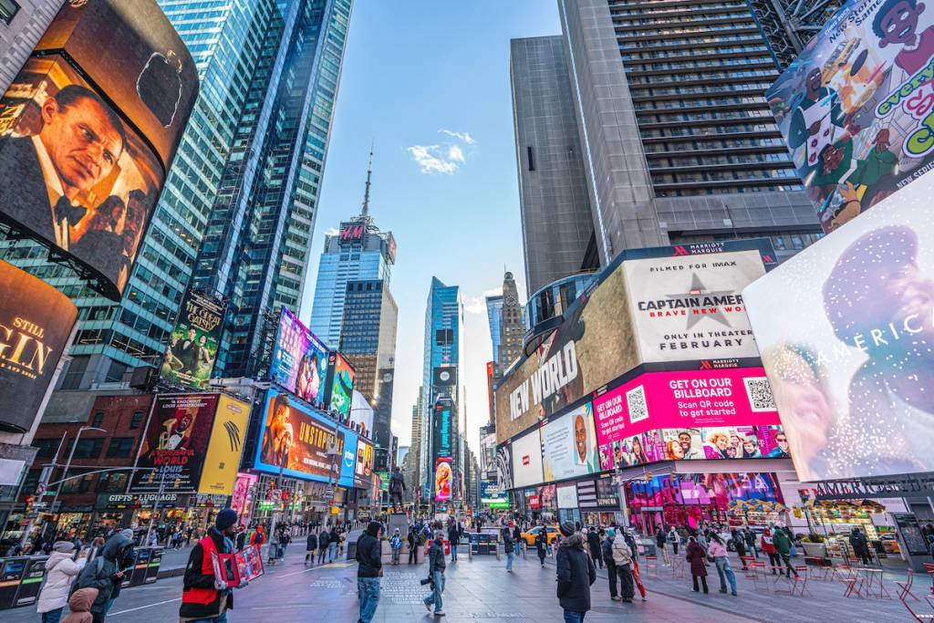 Times Square, Manhattan, Nueva York, EE. UU. – 8 de enero de 2025: turistas visitan Times Square, con sus luces de colores, en Manhattan. EE. UU.